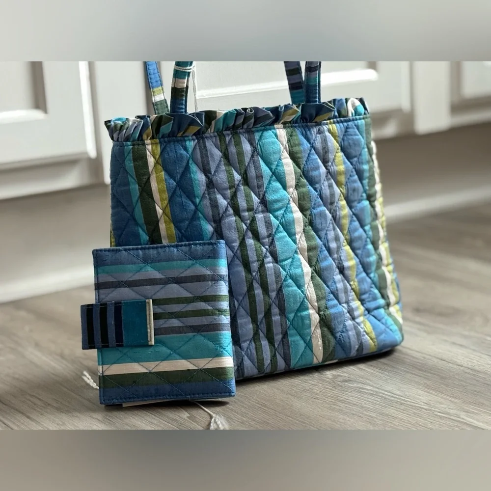 VERA BRADLEY - Picture 2 of 11